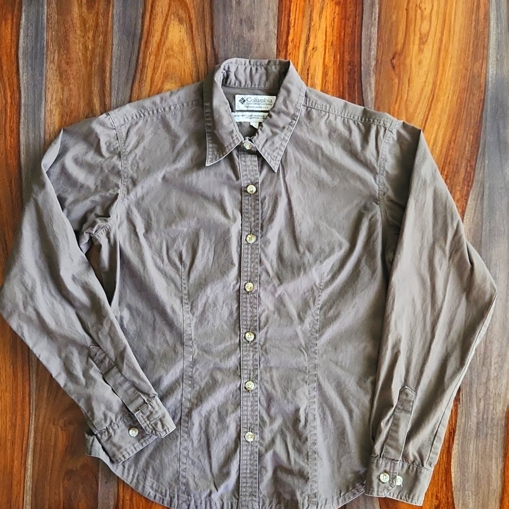 Sporty Ladies Columbia Button Down, Fitted, Long Sleeve Shirt, Small
